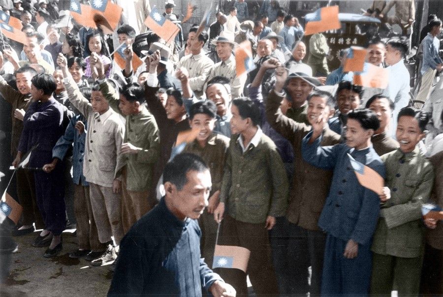 Secondary school students in Nanjing waving flags to welcome the army back to the capital, 11 September 1945.