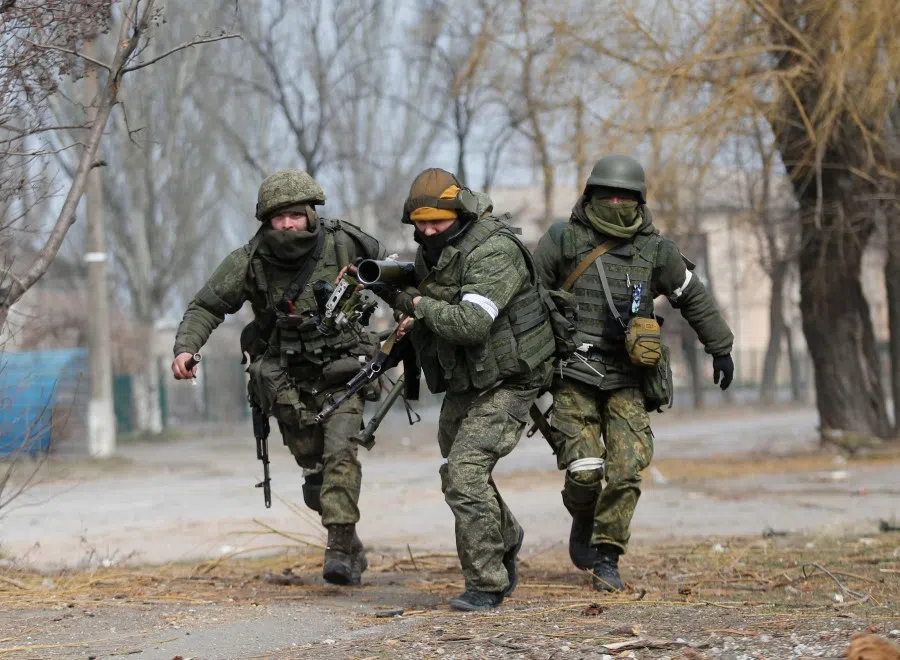 Service members of pro-Russian troops carry an anti-tank grenade launcher during fighting in Ukraine-Russia conflict in the besieged southern port city of Mariupol, Ukraine, 31 March 2022. (Alexander Ermochenko/Reuters)