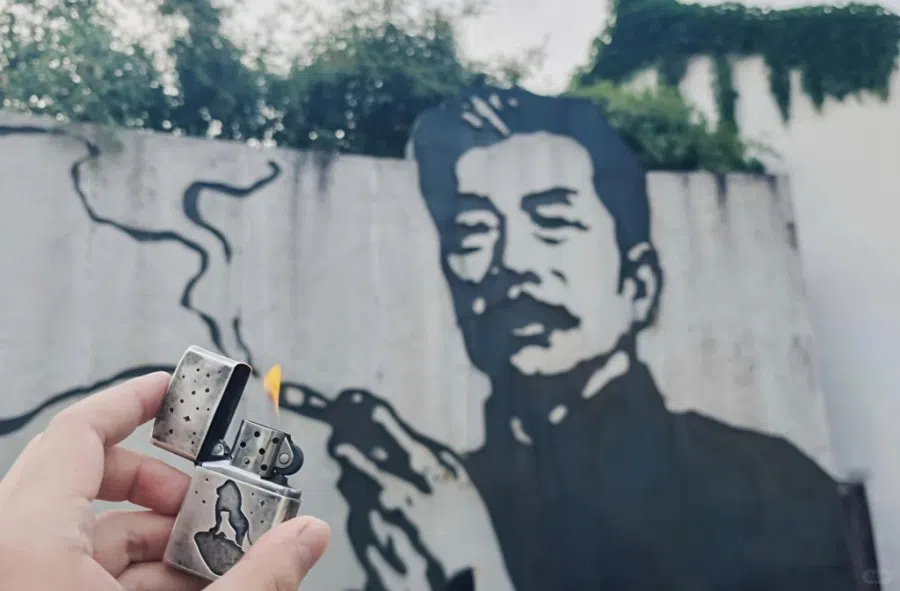 Many people have “lit a cigarette” for Lu Xun. (Internet)