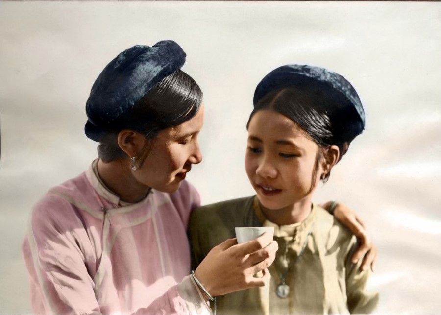 Vietnamese women dressed in traditional clothing, 1920s.