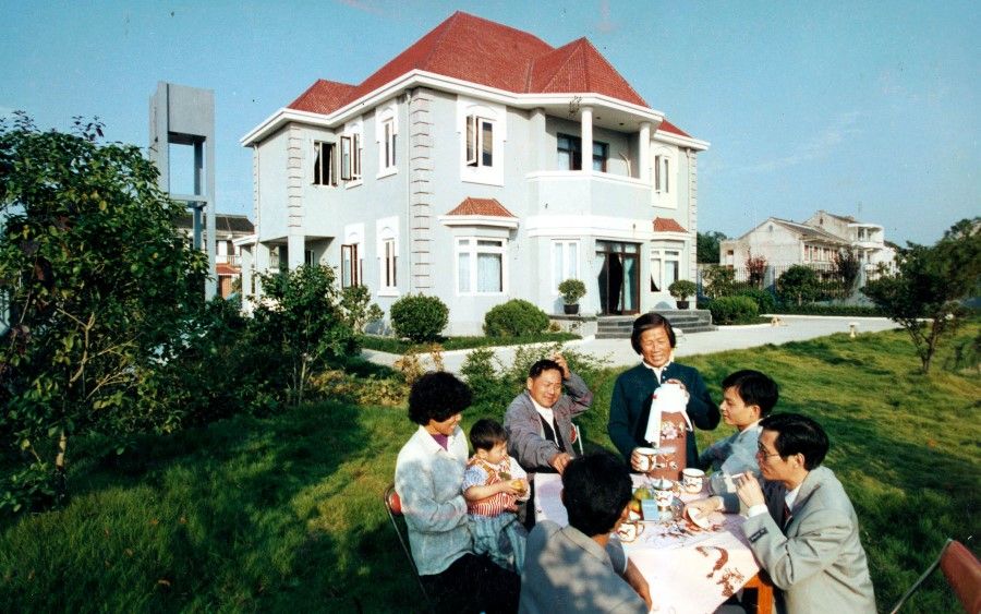 In 1995, Western-style villas were built in the rural areas of Jiangnan, with successful agricultural development leading to a significant improvement in farmers' lives.