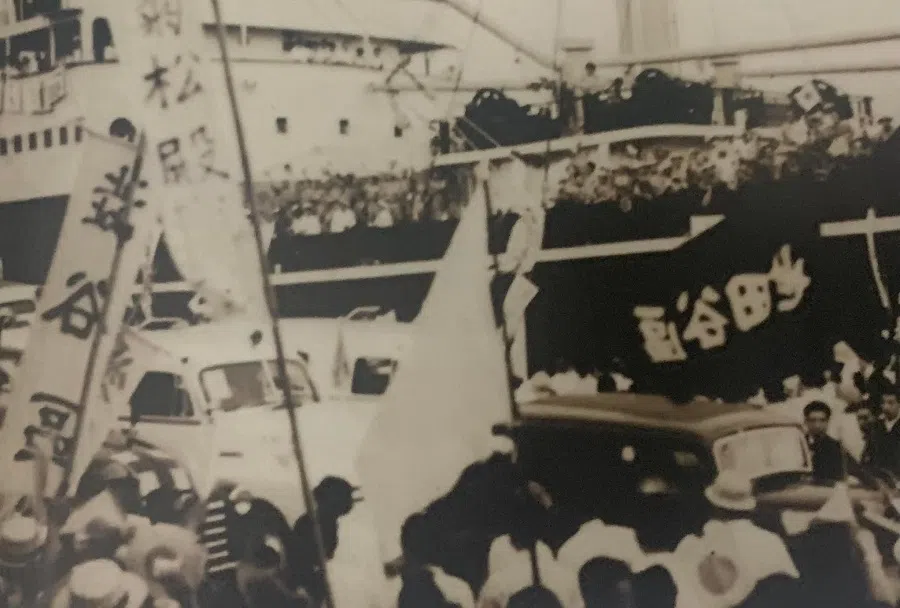 In 1953, when Japanese war criminals who had served their sentences in Southeast Asia returned to Japan by boat, they were warmly welcomed by their families. (Photo provided by Li Zhanping)