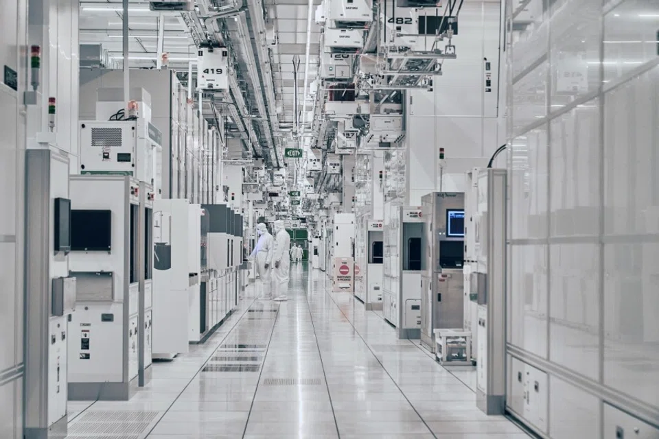 Technicians perform production control tasks in the cleanroom at Fab7 in the Globalfoundries Inc. semiconductor fabrication (fab) facility in Singapore, on 18 May 2021. (Lauryn Ishak/Bloomberg)