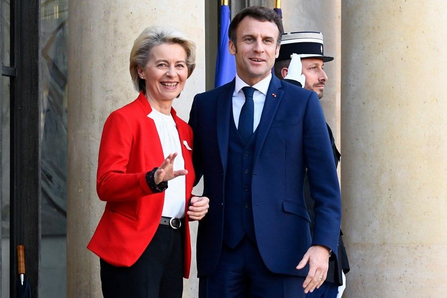 French President Emmanuel Macron welcomes European Commission President Ursula von der Leyen as she arrives for a meeting over the Ukraine crisis at the Elysee Palace in Paris, France, 28 February 2022. (Piroschka van de Wouw/Reuters)