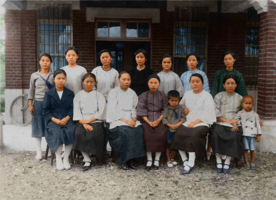 Taiwanese women in traditional Chinese clothes, 1930s.