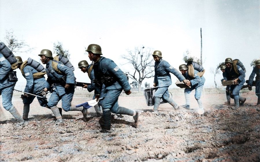 The Kuomintang army's mortar unit shifting ground in the Battle of Taiyuan, October 1937.