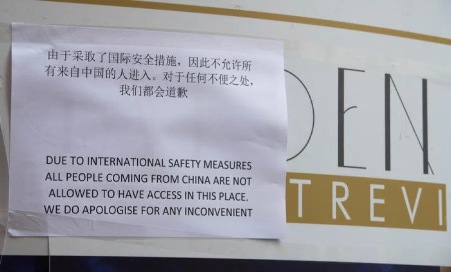 A bar beside the Trevi Fountain in Rome put up this notice in Chinese and English, banning Chinese customers from entering.(@mirkomilito/Twitter)