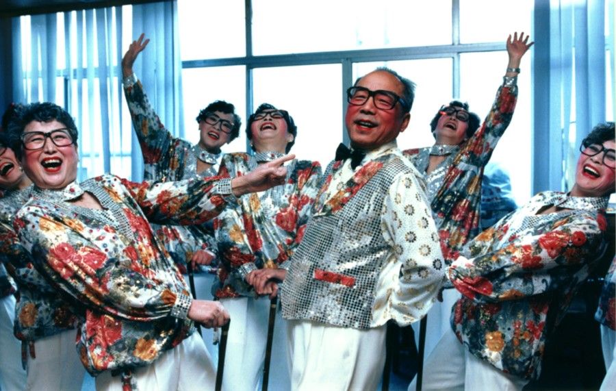 At a dance performance by the elderly in Shanghai in 1998, these elderly from Hubei sport large spectacles and canes for their self-choreographed Shanghai-style jazz item, with humorous movements amid a joyous atmosphere.