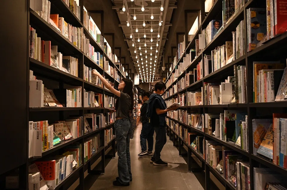 Le persone sfogliano gli scaffali di una libreria a Pechino il 27 maggio 2024. (Jade Gao/AFP)