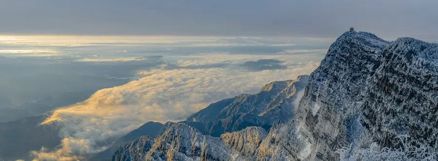 Sunrise atop Mount Emei. (iStock)