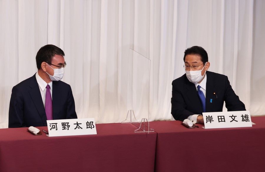 Liberal Democratic Party's (LDP) presidential candidates Taro Kono (left) and Fumio Kishida at the party's headquarters in Tokyo, Japan, on 17 September 2021.(Yoshikazu Tsuno/Bloomberg)