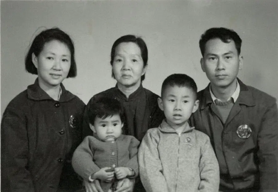 Alice Yin Hung (front row, left) was born in Beijing. Her parents were promising young scientific researchers. Due to the Cultural Revolution, her family moved from China to Hong Kong when she was six years old. (Image provided by interviewee)