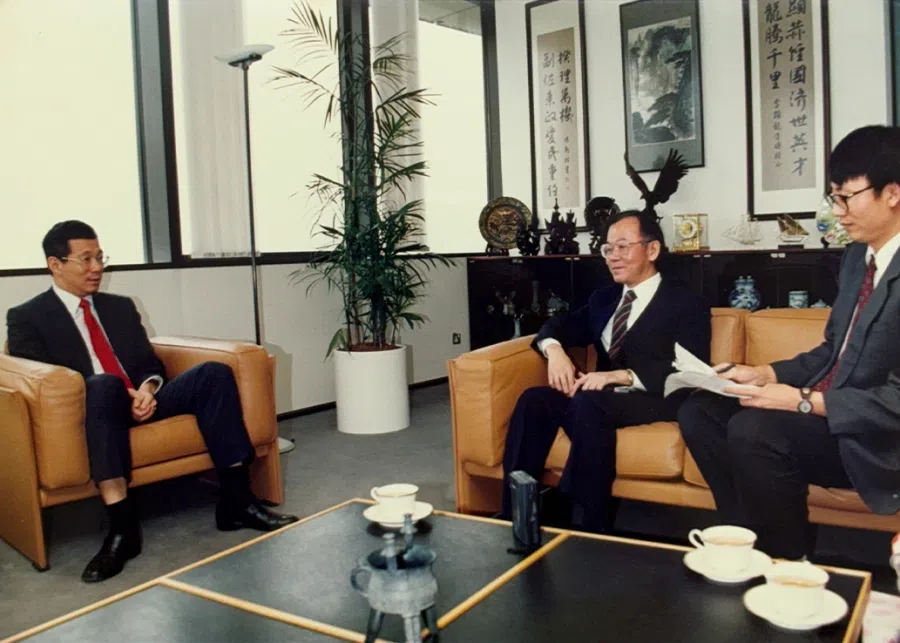 China Times editor-in-chief Huang Chao-sung (centre) and Hsu Chung-mao conducting an interview with Deputy Prime Minister Lee Hsien Loong, 1992.