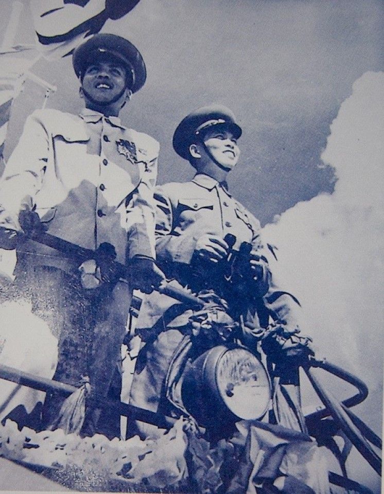 Võ Nguyên Giáp (R) and Phạm Văn Đồng in Hanoi, 1945. (Wikimedia)