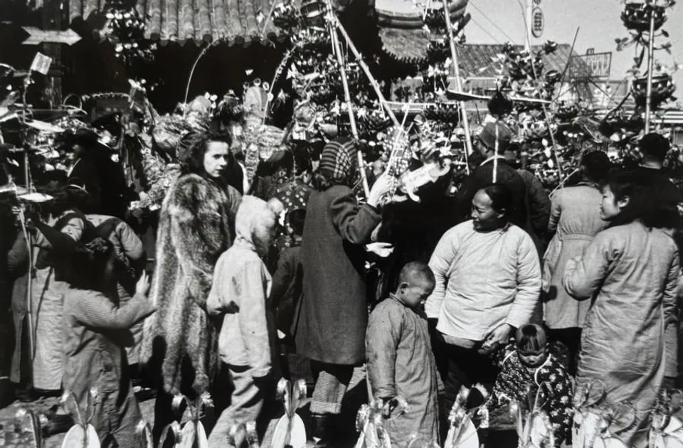 Foreign visitors at the Confucius Temple. As the capital of the Republic of China, Nanjing housed many foreign embassies and had a large expatriate population.