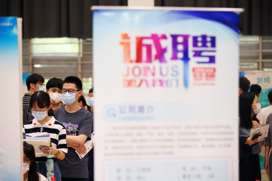 College students looking for suitable jobs at the job fair in Nanjing, Jiangsu Province, 29 May 2022. (Yan Bo/CNS)