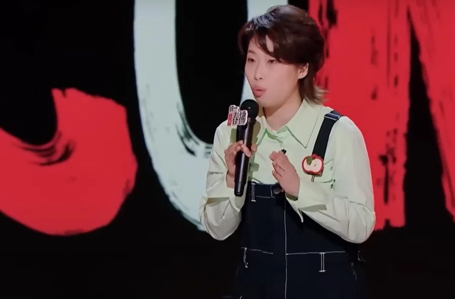 Performer Yueming seen in this shot mid-routine. (Internet)