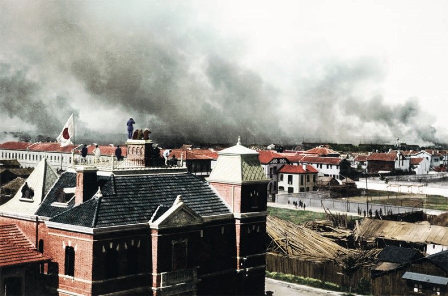A staff member of the Japanese embassy watches the fighting from the embassy rooftop. On 31 October 1911, Hankou was burning as the fighting raged on.