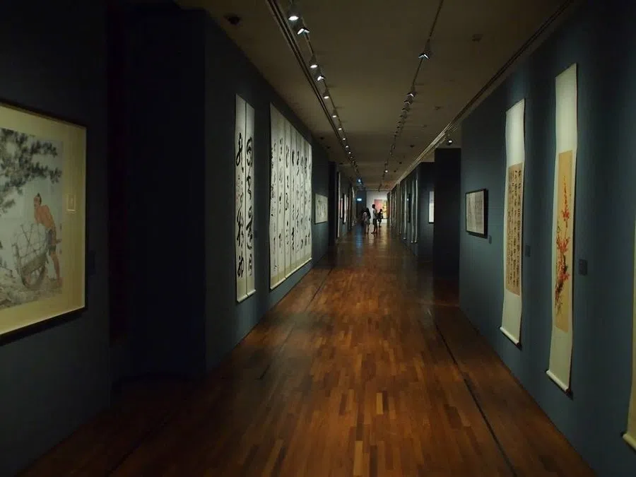 Pan Shou's calligraphy (left) in the narrow ink corridor of National Gallery Singapore. (Photo: Teo Han Wue)