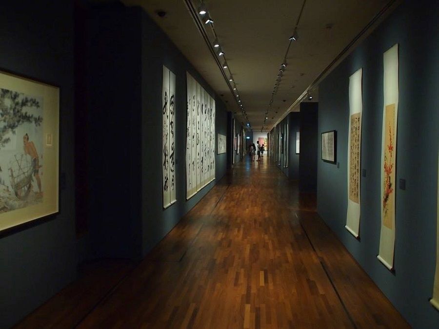 Pan Shou's calligraphy (left) in the narrow ink corridor of National Gallery Singapore. (Photo: Teo Han Wue)