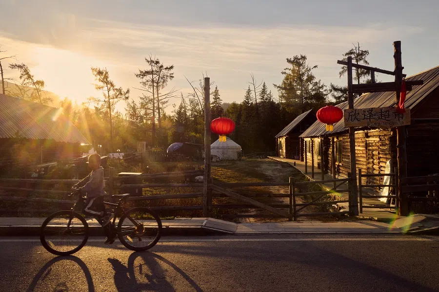 During the peak tourist seasons of summer and autumn, the characteristic wooden houses of the Tuva settlements turn into guesthouses, allowing visitors to experience the authentic architecture, cuisine, culture, and music of these semi-nomadic people, and watch children play in the warm glow of the setting sun.