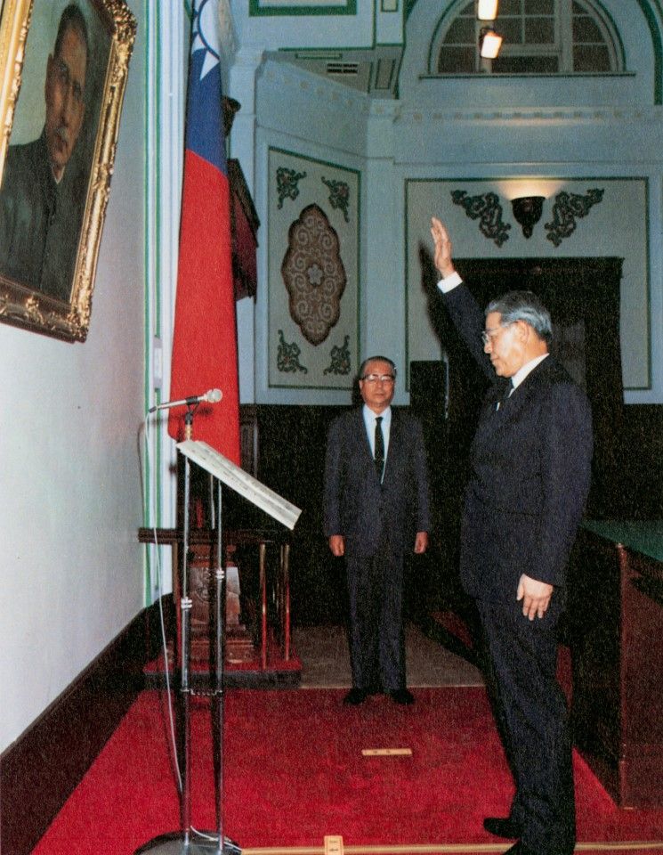 January 1988. Upon taking office as Taiwan's seventh President, Lee Teng-hui vows to uphold the duties of his office and protect the constitution.