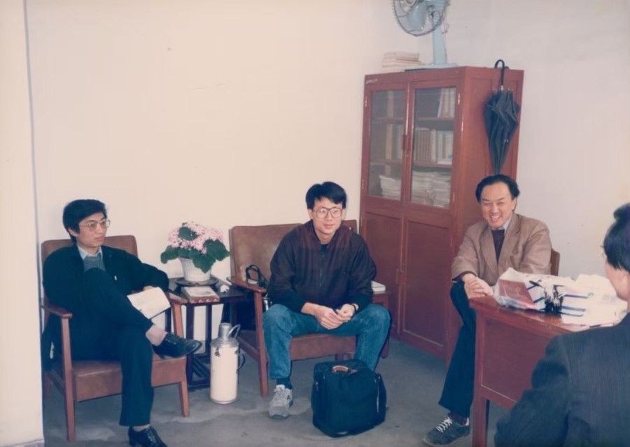 In 1988, soon after the international university Chinese language debate competition in Singapore, the writer (second from left) flew to Shanghai to visit the Fudan University debate team. On the left is Professor Wang Huning.