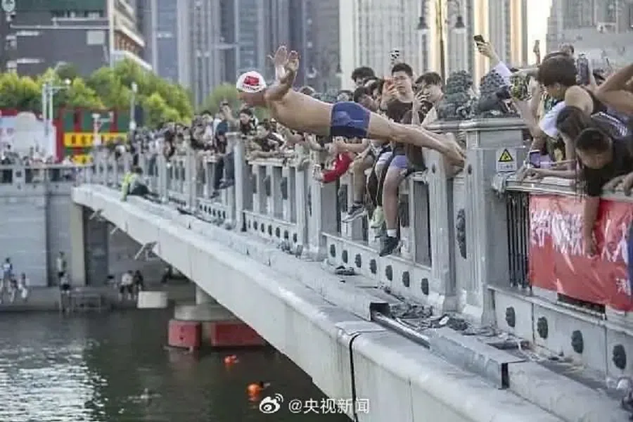 The area around the Shizilin Bridge attracts hundreds of visitors every weekend. (Weibo/央视新闻)