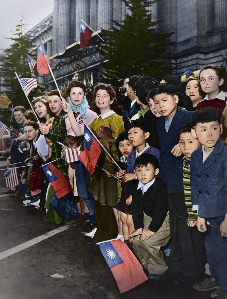 Teachers and students at a school in San Francisco, along with many Chinese people, lining the street and waving the US and Republic of China flags to welcome Madame Chiang, 25 March 1943. The Chinese community throughout the US donated generously to China's war efforts.