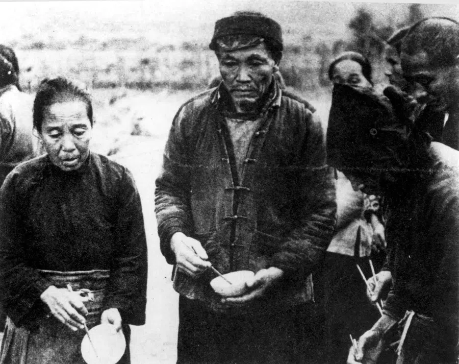 In 1962, a refugee crisis erupted in Guangdong, and Western journalists photographed refugees at the border.