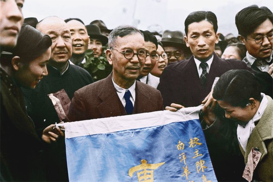 In March 1940, Tan Kah Kee was in good spirits when he led a delegation to Chongqing, where he received a warm welcome. Besides visiting Republic of China government leaders, Tan also got a better idea of the people's lives. The Chinese Communist Party (CCP) even invited him to Yan'an, which left a deep impression on him. After Tan returned to Singapore, he made several public speeches, giving his impressions of the Republic of China government and the CCP leaders. He was always prominently involved in China's politics; when it came to China's war efforts, he was firmly opposed to any compromise measures before Japanese troops pulled out of Chinese territory.