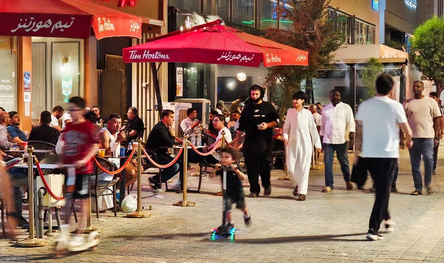 People enjoy open air seating as summer heat gradually eases in Riyadh, Saudi Arabia, 26 September 2025. (Hamad I Mohammed/Reuters)