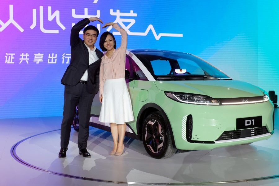 Didi Chuxing's CEO Will Cheng and President Jean Liu attend a launch event for D1 electric van by Didi and electric vehicle maker BYD, in Beijing, China, 16 November 2020. (Yilei Sun/Reuters)
