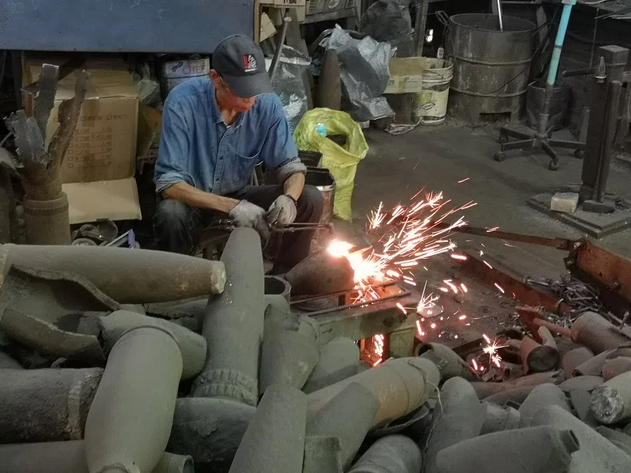 Wu Tseng-dong demonstrates the art of making knives.