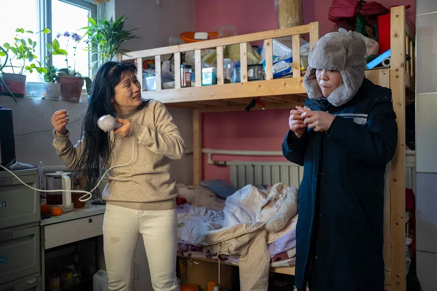 A neighbour visits Sister Chen on a weekend.