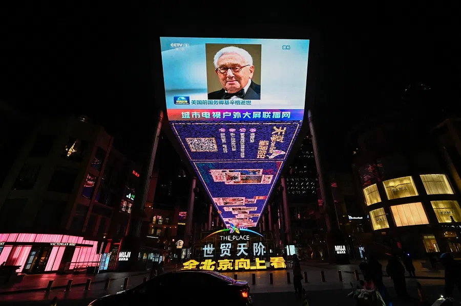 An outdoor screen in Beijing, China shows a news programme following the death of former US Secretary of State Henry Kissinger on 30 November 2023. (Pedro Pardo/AFP)