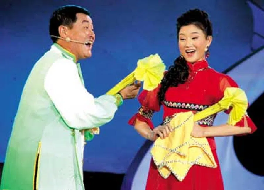 Zhao Benshan (left) performing errenzhuan with Song Zuying. (Internet)
