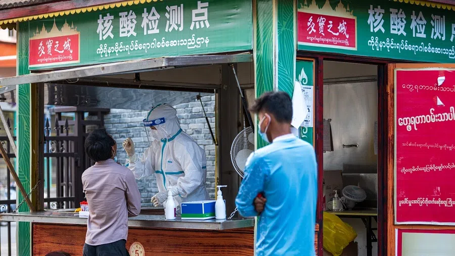 People queue up to take nucleic acid amplification tests in Ruili, Yunnan province, China. (Internet)