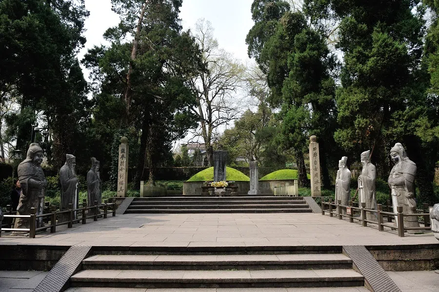 The solemn Yuewang Temple in Hangzhou, Zhejiang province, China. (Photo: Siyuwj/Licensed under CC BY-SA 4.0)