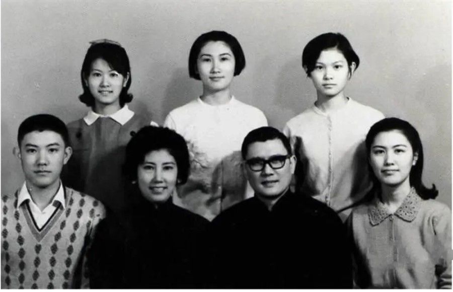 Ma Ying-jeou (front row, first from left) in a family photo featuring his father Ma Ho-ling (front row, second from right). (Internet)