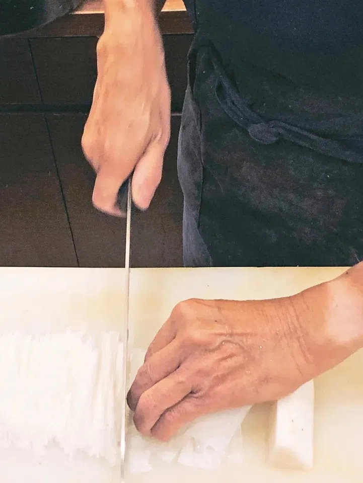 Ju Yue Ting's head chef masterfully slices konjac yam. (Photo provided by Chiang Hsun)