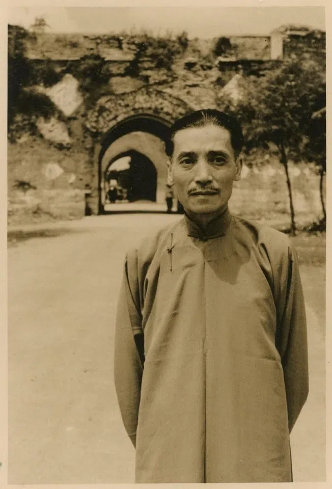 Wang Lengzhai in front of Wanping city.