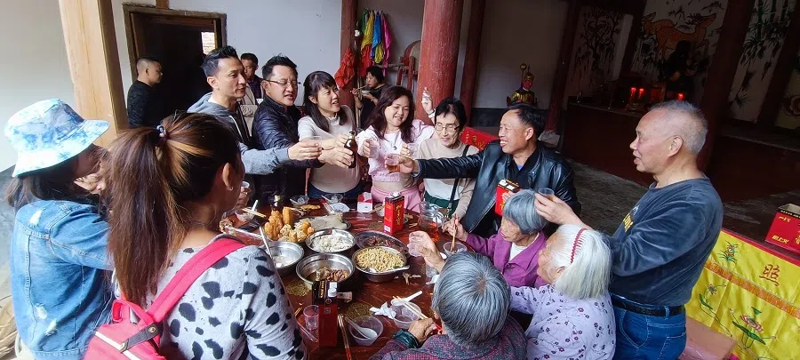 Officials from the village party branch treated the Yews to a sumptuous meal of local delicacies.