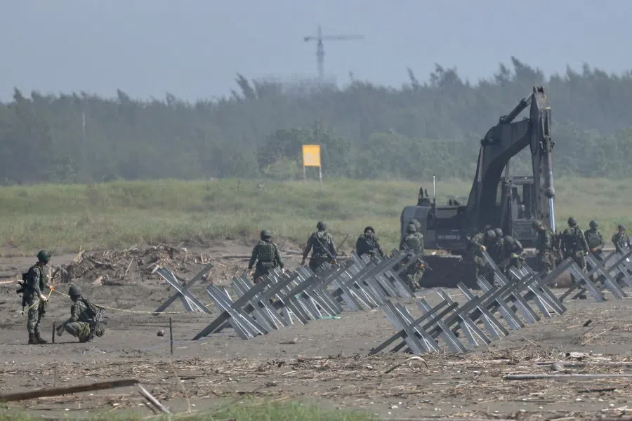 Soldiers set up anti-tank obstacles on a beach during the annual Han Kuang military drill in Tainan, Taiwan, 14 September 2021. (Ann Wang/Reuters)