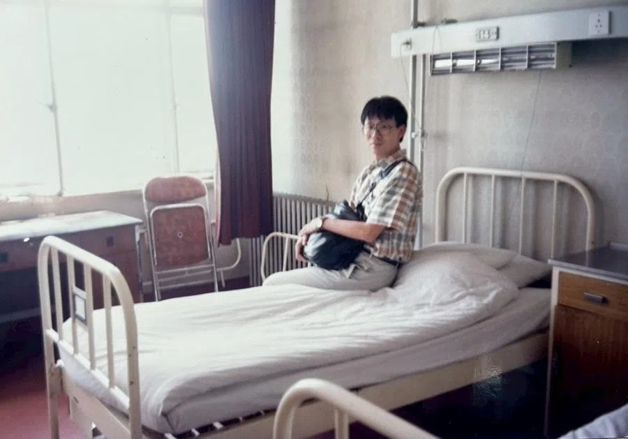 In mid-1990, I returned to Tiantan Hospital and posed for a photograph in the ward where I once lay injured. In truth, I was semi-conscious throughout much of my stay and remembered very little of the room. Only when I went back did I see it clearly.