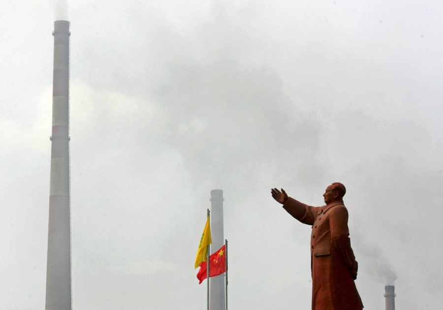 Smokestacks are seen near a statue of Chairman Mao Zedong in Wuhan, Hubei province, 3 August 2006.(Stringer/Reuters)
