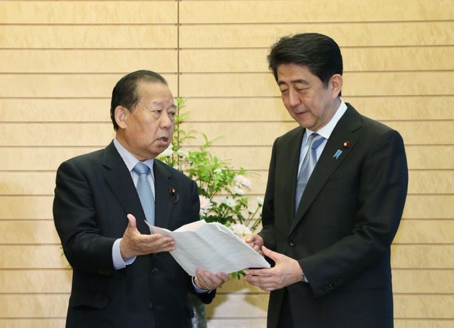 LDP Secretary-General Toshihiro Nikai (L) and Japanese Prime Minister Shinzo Abe. (Internet/Wikimedia)