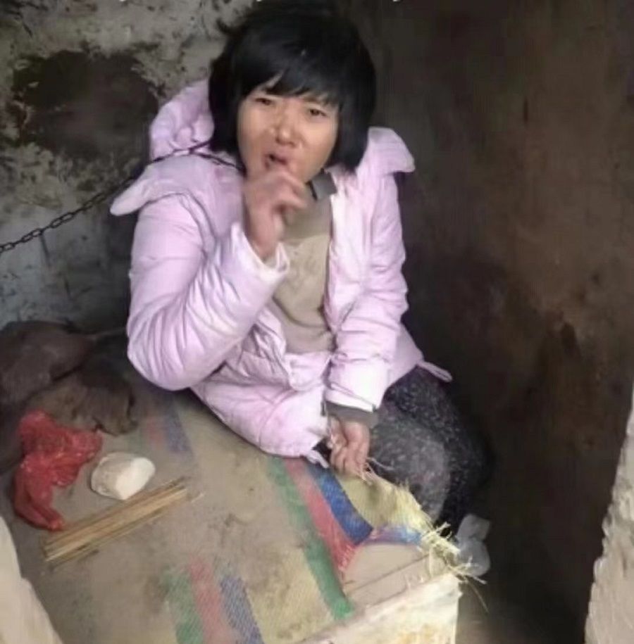 The chained mother of eight, shackled by her neck. (Weibo)