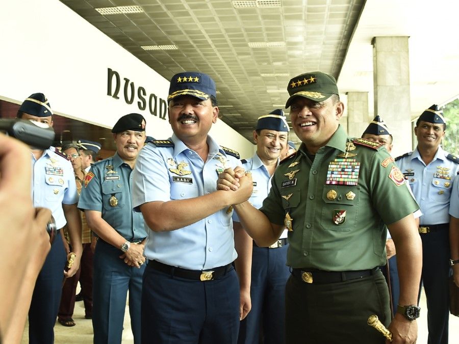 General Gatot Nurmantyo handing over his duties to Air Chief Marshal Hadi Tjahjanto (left), who was sworn in as Indonesia's new armed forces chief, December 2017. (Puspen TNI)