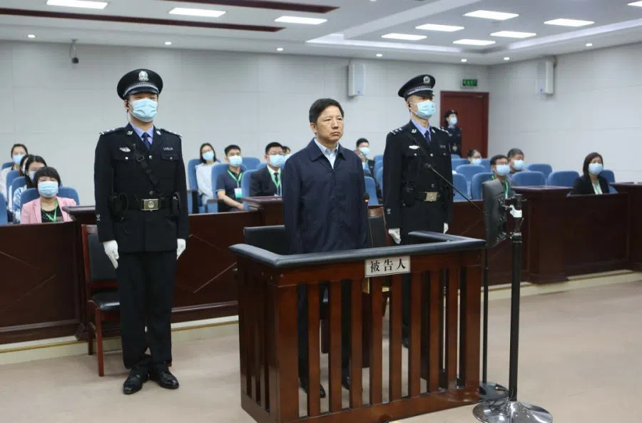 Deng Huilin (in dock) being charged in court with corruption. (Internet)